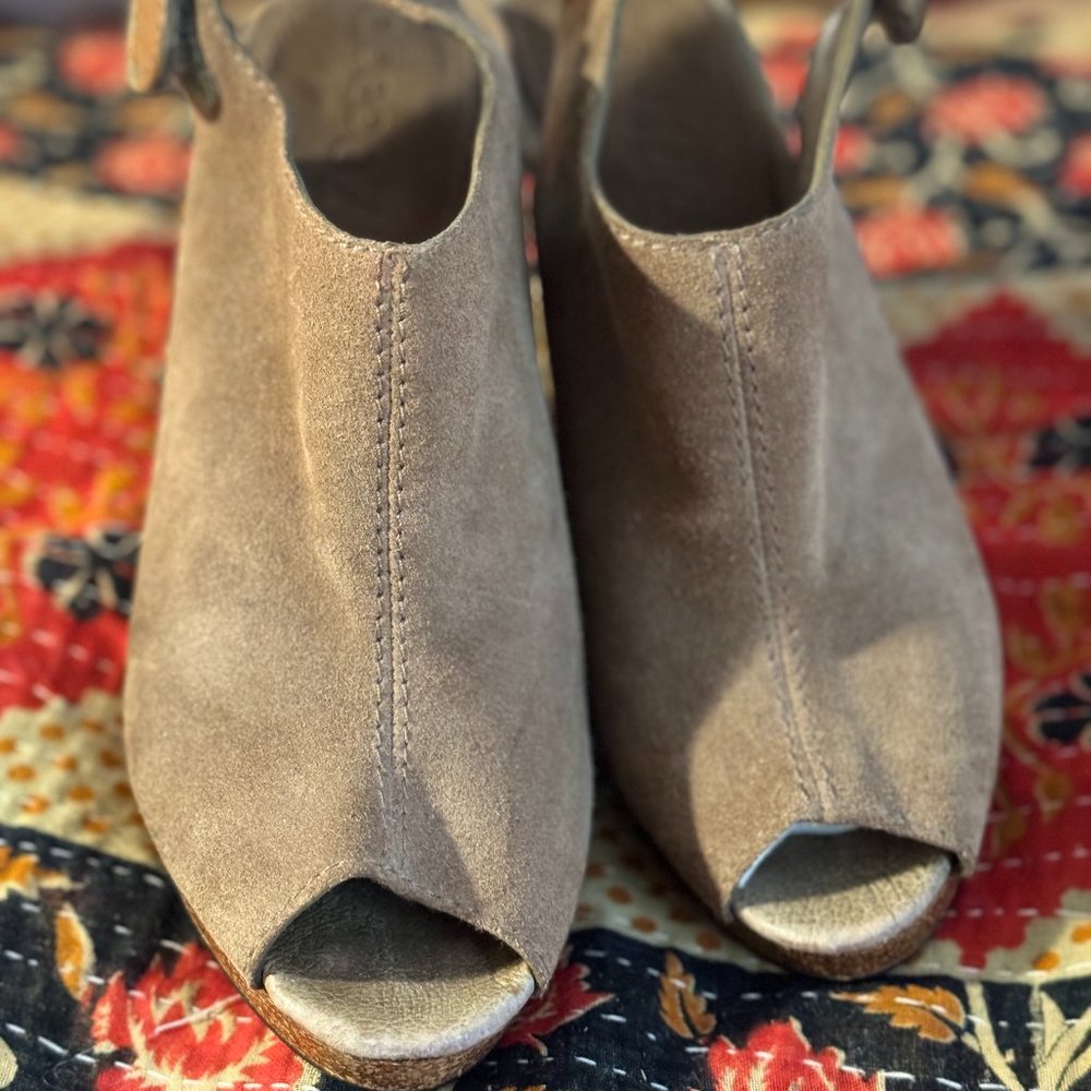 APEPAZZA Taupe/Tan Suede Peep Toe Sling Back Platform Shoes (7.5 US) +Near Mint+